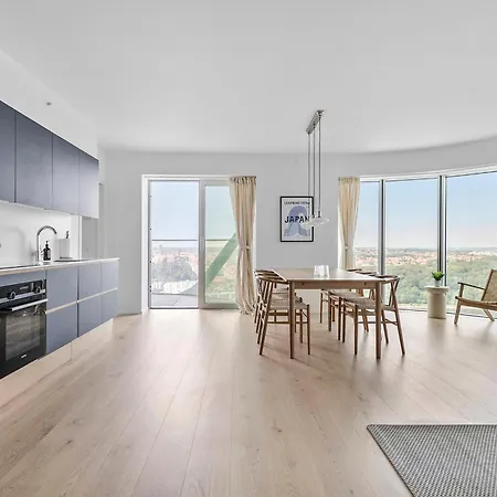 Penthouse On 35th Floor Apartment *
